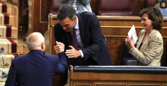 El presidente del Gobierno en funciones, Pedro Sánchez (c), felicita al diputado Rafael Simancas (i) tras su intervención durante el pleno extraordinario en el Congreso de los Diputados, sobre la crisis del Open Arms. EFE/ Kiko Huesca