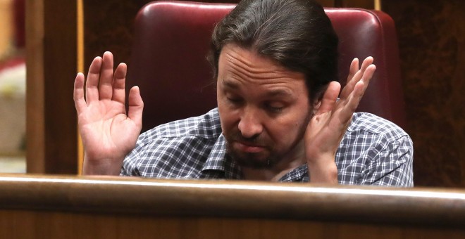 El líder de Unidas Podemos, Pablo Iglesias, gesticula en su escaño durante el pleno extraordinario sobre de la crisis del Open Arms. EFE/ Kiko Huesca