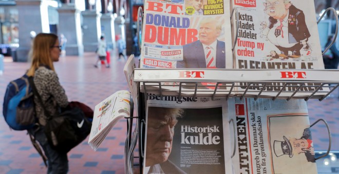 Un quiosco de prensa en la estación central de Copenhague muestra las portadas de los periódicos con las reacciones a la cancelación del viaje del presidente estadounidense Donald Trump a Dinamarca tras la negativa de la primera ministra danesa, Mette Fre