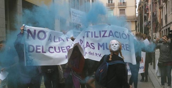 Un grupo de manifestantes protesta en el Raval de Barcelona. MUJERES POR LA ABOLICIÓN (TWITTER)