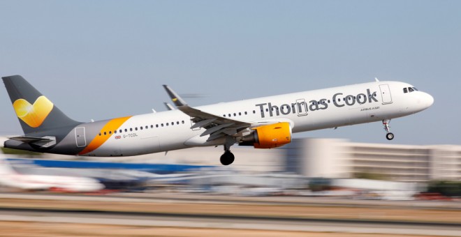 Un avión Airbus A321-200 de Thomas Cook despega en el aeropuerto de Palma de Mallorca. REUTERS/Paul Hanna