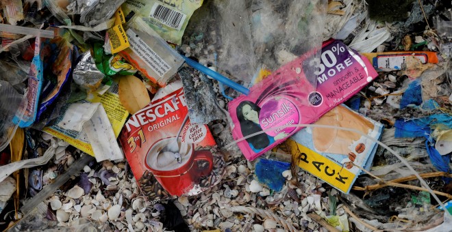 Un sobre de Nescafé y restos de basura en una playa de Filipinas. REUTERS/Eloisa Lopez