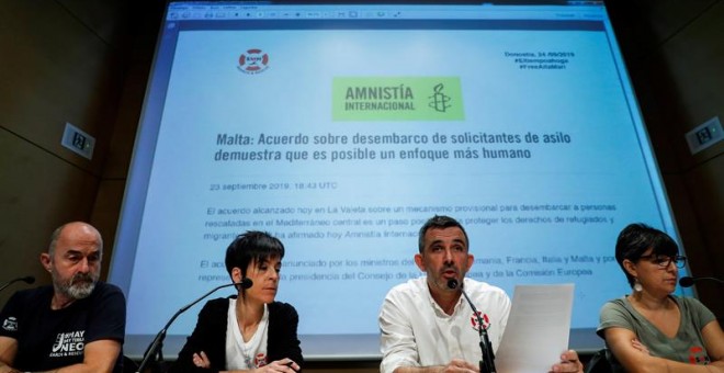 Los dirigentes de la ONG Salvamento Marítimo Humanitario (i-d) Iñigo Gutiérrez, Izaskun Arriaran, Iñigo Mijangos y Amaia Martínez, han ofrecido una rueda de prensa este miércoles en San Sebastián para denunciar el 'bloqueo' del Aita Mari en el Puerto de