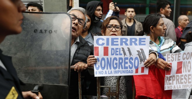 30/09/2019.- Ciudadanos protestan pidiendo el cierre del Congreso este lunes, en el exterior del edificio, en Lima (Perú).  EFE/ Paolo Aguilar