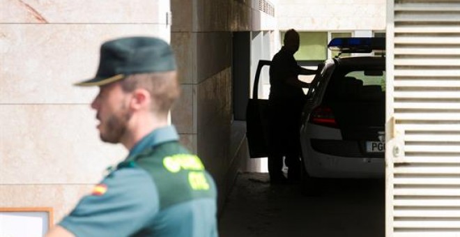 Agentes de la Guardia Civil llegan a los juzgados de Vélez-Málaga .EFE/Álvaro Cabrera