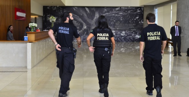 Agentes de la Policía Federal brasileña en la sede de la constructora Odebrecht en São Paulo, en febrero de 2016, durante una de las fases de la operación anticorrupción Lava-Jato. ROVENA ROSA/ AGÊNCIA BRASIL.