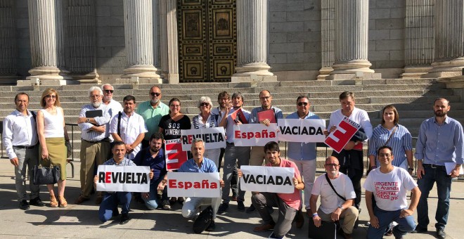 Representantes de Teruel Existe junto a otros de la España Vaciada en las puertas del Congreso. / Teruel Existe