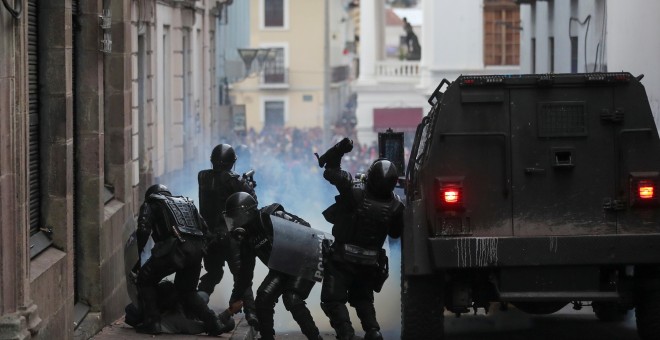 Las fuerzas de seguridad detienen a un manifestante durante una protesta contra las medidas de austeridad del presidente de Ecuador, Lenin Moreno, en Quito, Ecuador, 8 de octubre de 2019. REUTERS / Ivan Alvarado