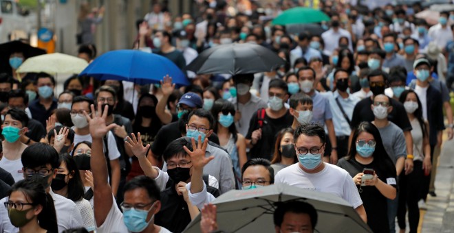 Resultado de imagen para Caos en la legislatura de Hong Kong tras ataque a líder de las protestas