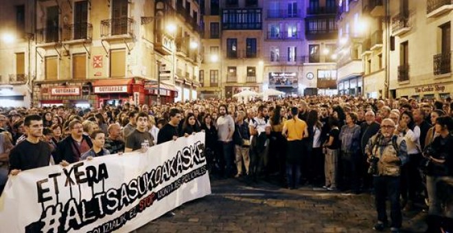 Una manifestación, convocada por diferentes colectivos juveniles, ha recorrido las calles del casco antiguo de Pamplona en rechazo a la sentencia del Tribunal Supremo sobre la agresión a dos guardias civiles y sus parejas en Alsasua en 2016