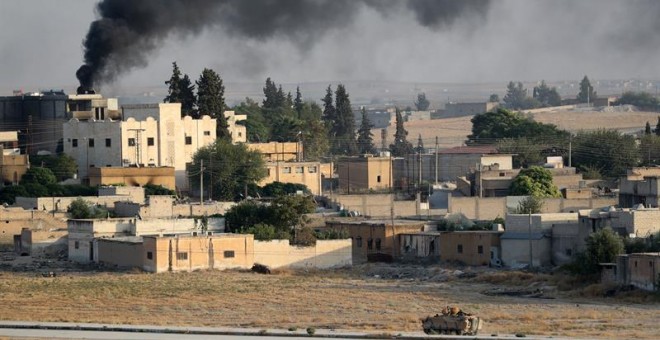 13/10/2019.- Vehículo blindado turco en la ciudad siria de Tal Abyad para una operación militar en áreas kurdas, en el distrito de Akcakale en Sanliurfa, Turquía, 13 de octubre de 2019. Turquía lanzó una ofensiva contra las fuerzas kurdas en el noreste de