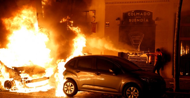 Un coche arde tras ser incendiado por radicales durante las protestas en Barcelona por las sentencia del procés. /REUTERS