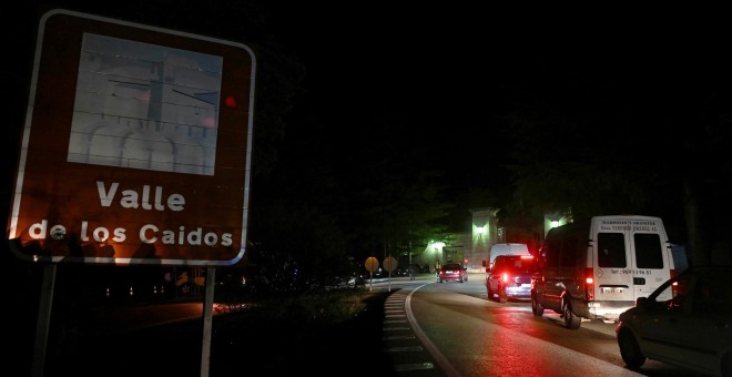 24/10/2019.- Vista de varias furgonetas funerarias en la entrada del Valle de los Caídos de donde serán exhumados los restos de Franco. / EFE - FERNANDO VILLAR