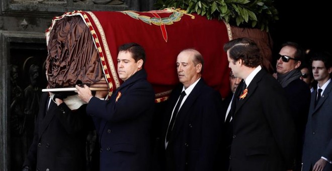 24/10/2019.- El nieto de Francisco Franco, Luis Alfonso de Borbón (i) lidera la comitiva familiar con los restos del dictador tras su exhumación del Valle de los Caídos y antes de su trasladado al cementerio de El Pardo-Mingorrubio para su reinhumación. E