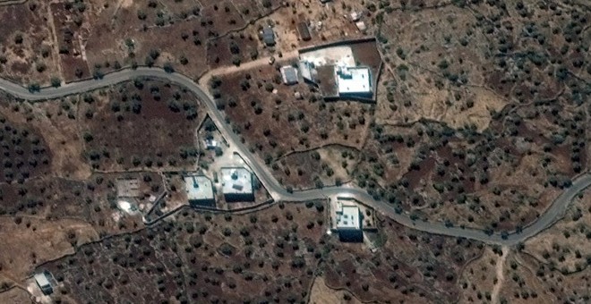 Vista de satélite del complejo en el que se ocultaba Al Baghdadi, cerca del pueblo de Barisha, en Siria, cerca de la frontera con Turquía, en un imagen del 28 de septiembre de 2019,. MAXAR TECHNOLOGIES / REUTERS