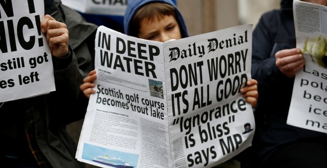 Un manifestante lee un periódico falso con el titular: 'No se preocupe, todo va bien. Ignorancia es felicidad'. REUTERS/Henry Nicholls