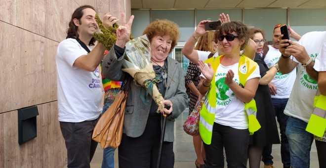 La veterana activista por la regularización del cannabis Fernanda de la Figuera, a la salida del juicio en el Juzgado de lo Penal 5 de Málaga. DAVID BOLLERO