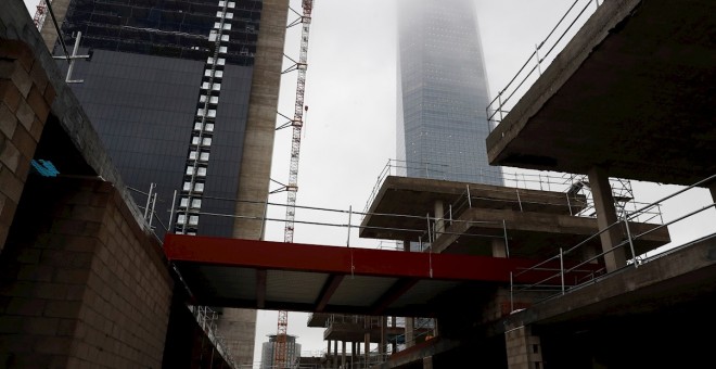 Estado de las obras de la hermana pequeña de las cinco torres de Madrid, la torre Caleido, que estará finalizada antes de finales de 2019. EFE/Zipi