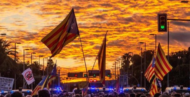 Manifestació contra la presència del rei Felip VI a Barcelona aquest dilluns a l'avinguda Diagonal. EFE