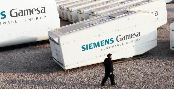 Un trabajador de Siemens Gamesa pasa junto a varios cuerpos de aerogeneradores. E.P.