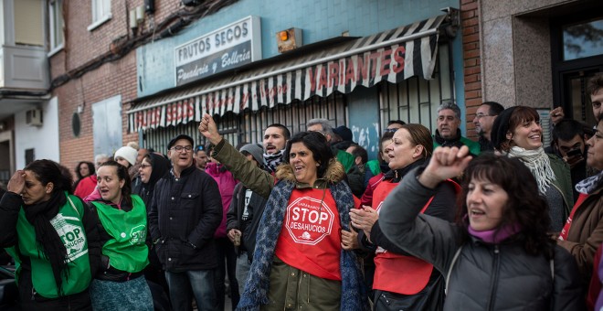 Cientos de personas se han concentrado en la puerta de la vivienda de Carmen Arnedo, en Alcorcón, para evitar que fuera desahuciada por avalar la hipoteca de uno de sus hijos.- JAIRO VARGAS