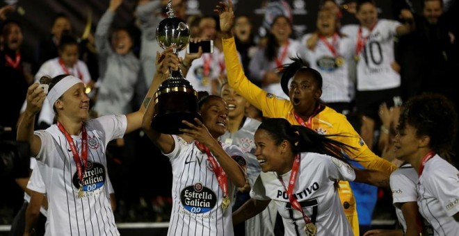 Las futbolitas del Corinthians celebran su victoria en la Copa Libertadores Femenina. / JOSÉ JÁCOME (EFE)