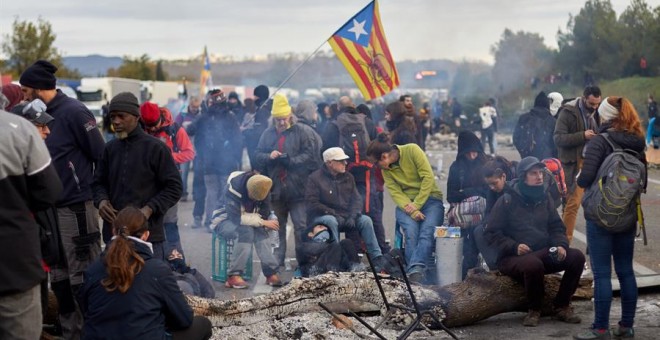 Manifestants al tall de l'AP-7 a prop de Girona. EFE / David Borrat.