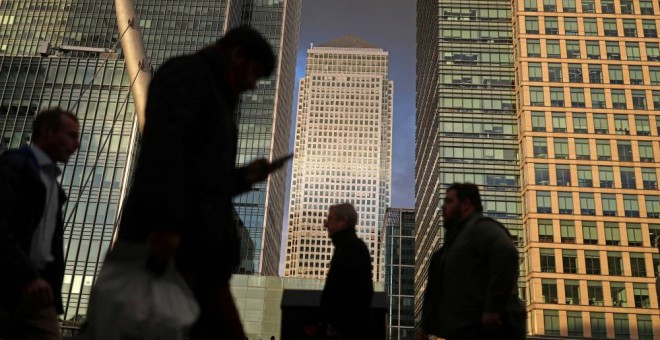 Personas caminando por el distrito financiero de Canary Wharf de Londres. REUTERS/Simon Dawson