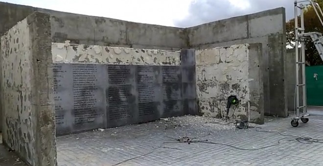 Algunas placas con los nombres de las cerca de 3.000 víctimas del franquismo ya han sido arrancadas. / Memoria y Libertad