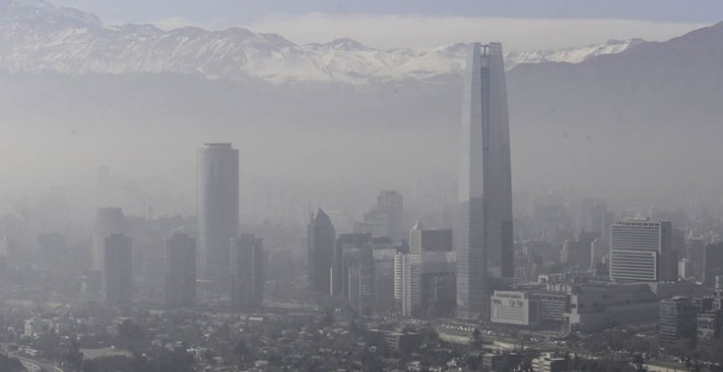 Vista panorámica de Santiago de Chile con altos niveles de contaminación. / EFE/Alberto Valdés