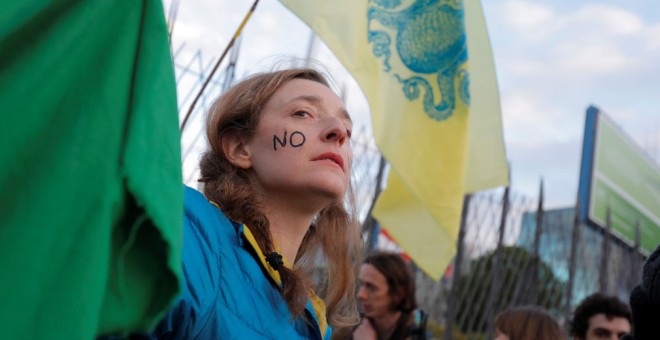 Activistas de Extinction Rebellion protestan en la entrada del recinto ferial de Ifema, en Madrid, al comienzo de la cumbre del clima. REUTERS/Juan Medina