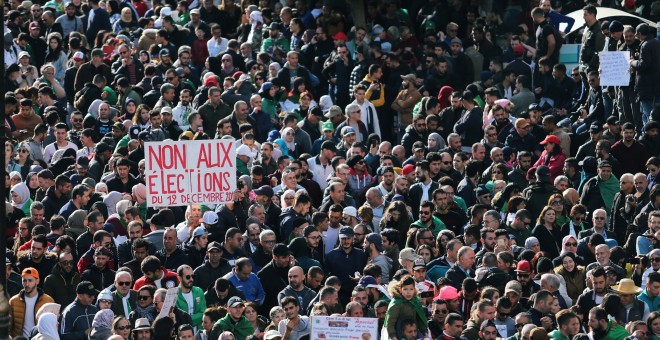 Manifestantes gritan consignas durante una protesta contra las elecciones en Argelia. REUTERS/Ramzi Boudina