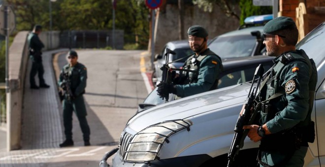 Operativo de la Guardia Civil contra los CDR en Sant Fost de Campsentelles. / QUIQUE GARCÍA / EFE