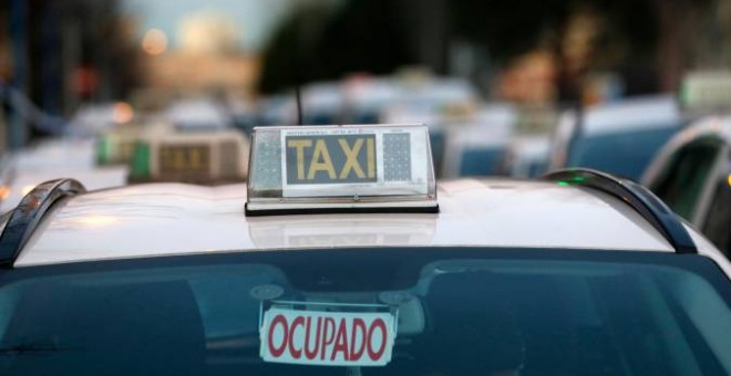 Un taxi en el centro de Madrid.-EFE