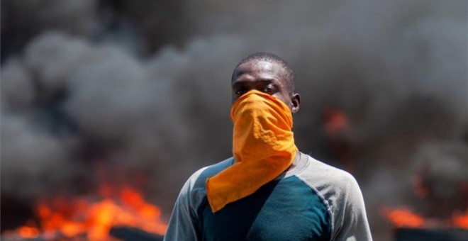 Un manifestante en una de las protestas en Haití. / EFE