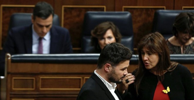 Conversa entre Laura Borràs i Gabriel Rufián al Congrés dels Diputats. EFE / Emilio Naranjo