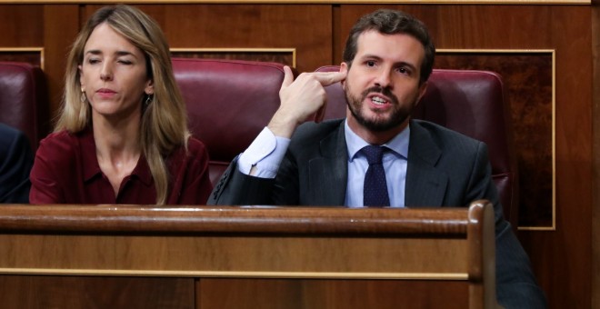 El presidente del PP, Pablo Casado, le hace un gesto a la bancada socialista, durante la intervención de la portavoz de EH Bildu en el Congreso de los Diputados, Mertxe Aizpurua. EUROPA PRESS/ Jesús Hellín