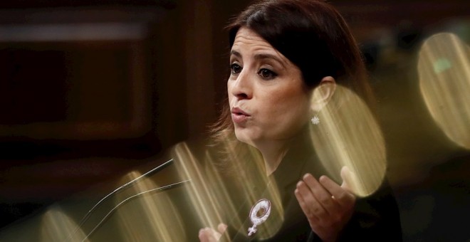 Adriana Lastra, portavoz del PSOE, en la tribuna de oradores durante la segunda jornada del debate de investidura de Pedro Sánchez como presidente del Gobierno, este domingo en el Congreso de los Diputados. EFE/Mariscal