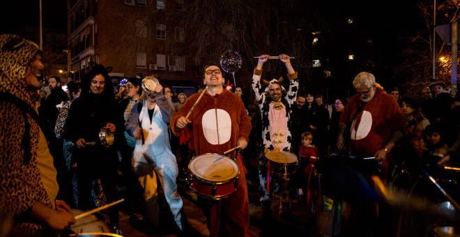 El grupo de percusión Sambaleza pone el ritmo a la comitiva del 5 de enero. SANDRA BLANCO