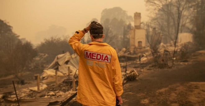 El fotógrafo de ABC Matt Roberts reacciona al ver la casa de su hermana, destruida por las llamas, en Quaama, Nueva Gales del Sur, este miércoles. EFE/Sean Davey