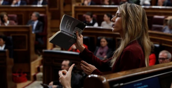 La portavoz del PP, Cayetana Alvarez de Toledo, esgrime la Constitución y el Reglamento del Congreso este domingo en la segunda jornada del debate de investidura de Pedro Sánchez como presidente del Gobierno. EFE/Juan Carlos Hidalgo