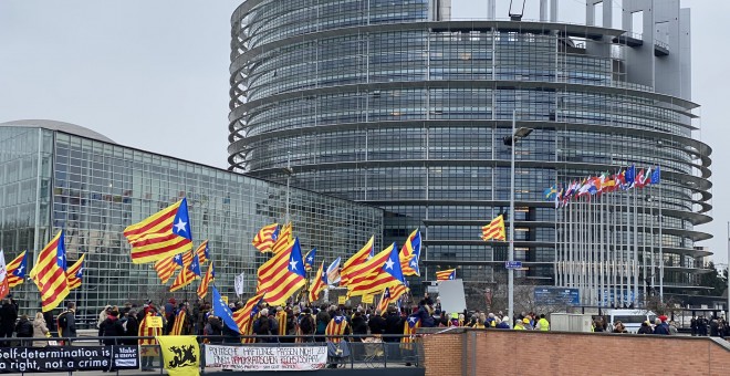 Concentració de suport als eurodiputats Carles Puigdemont i Toni Comín davant del Parlament Europeu, a Estrasburg. @pfont_