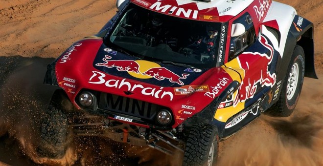 El español Carlos Sainz en una etapa del Rally Dakar 2020. /EFE