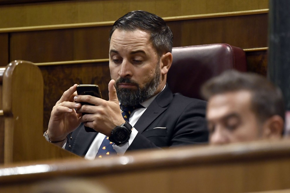 El líder de Vox, Santiago Abascal, utilizando su móvil en el Congreso. / Archivo