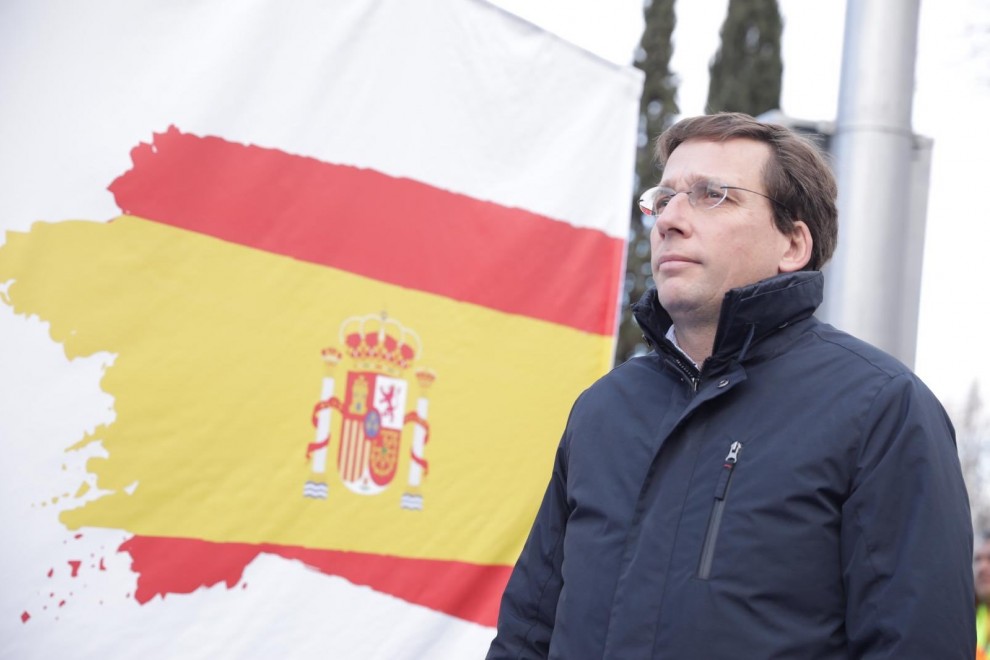 Las banderas de España ya amarillean en los balcones. Así que Madrid y  Oviedo están enviando nuevas a sus vecinos