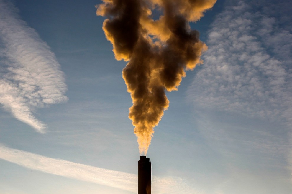 El humo se eleva desde una chimenea de una planta de procesamiento de basura a las afueras de Bruselas. (Yves Herman/Reuters)