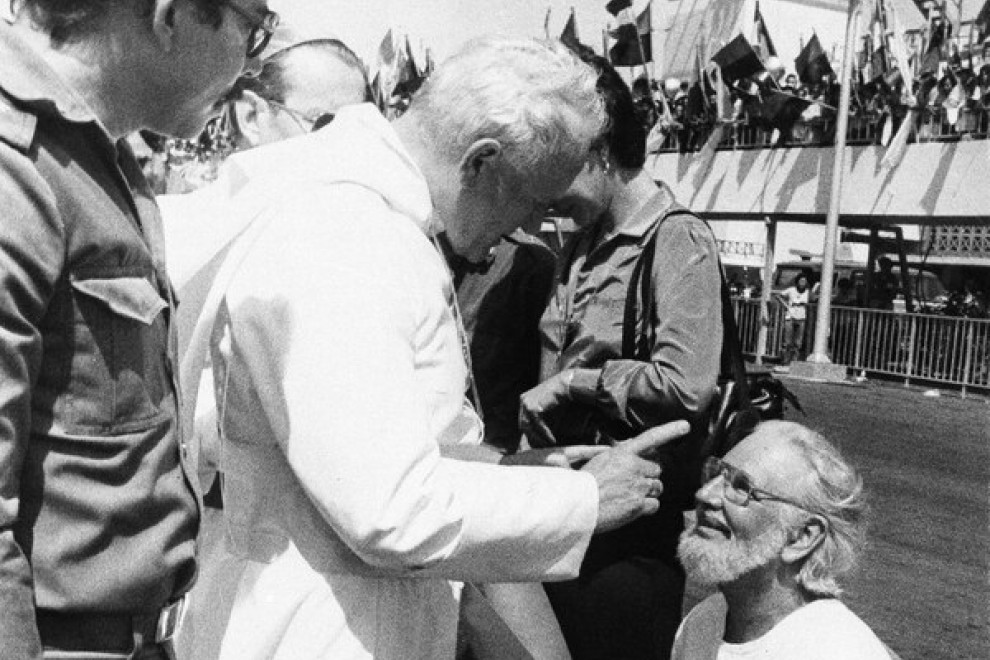 Histórica imagen en la que Juan Pablo II reprende a Ernesto Cardenal, portavoz de la Teología de la Liberación. AFP/Archivo.