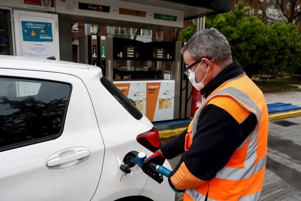 MADRID, 07/04/2020.- Un empleado de una gasolinera de Madridlena el depósito de un vehículo este martes, vigésima cuarta jornada desde que se decretase el estado de alarma para frenar la epidemia del coronavirus. EFE/Marisca