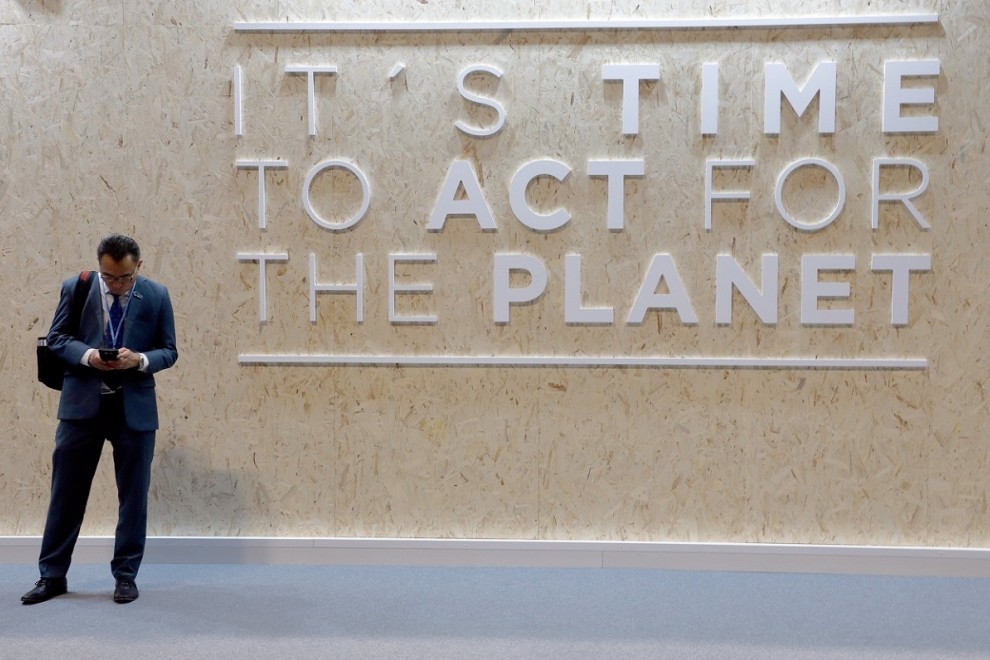 Un hombre junto al lema de la Cumbre de la ONU sobre el Cambio Climático (COP25), celebrada en Madrid en diciembre de 2019 . E.P./Clara Margais/dpa