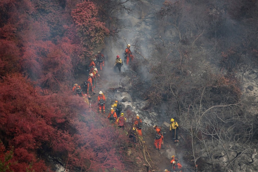 Un equipo de extinción trata de abrir una barrera para contener el fuego en un incendio forestal en las colinas de Santa Bárbara, en el estado de California (EEUU), en noviembre de 2019. REUTERS/David McNew